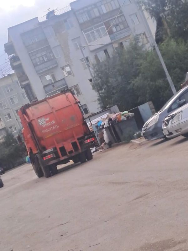 #пишут Три часа уже ездят по порту, убирают все баки и территорию, спасибо вам за содействие, стало чистенько
