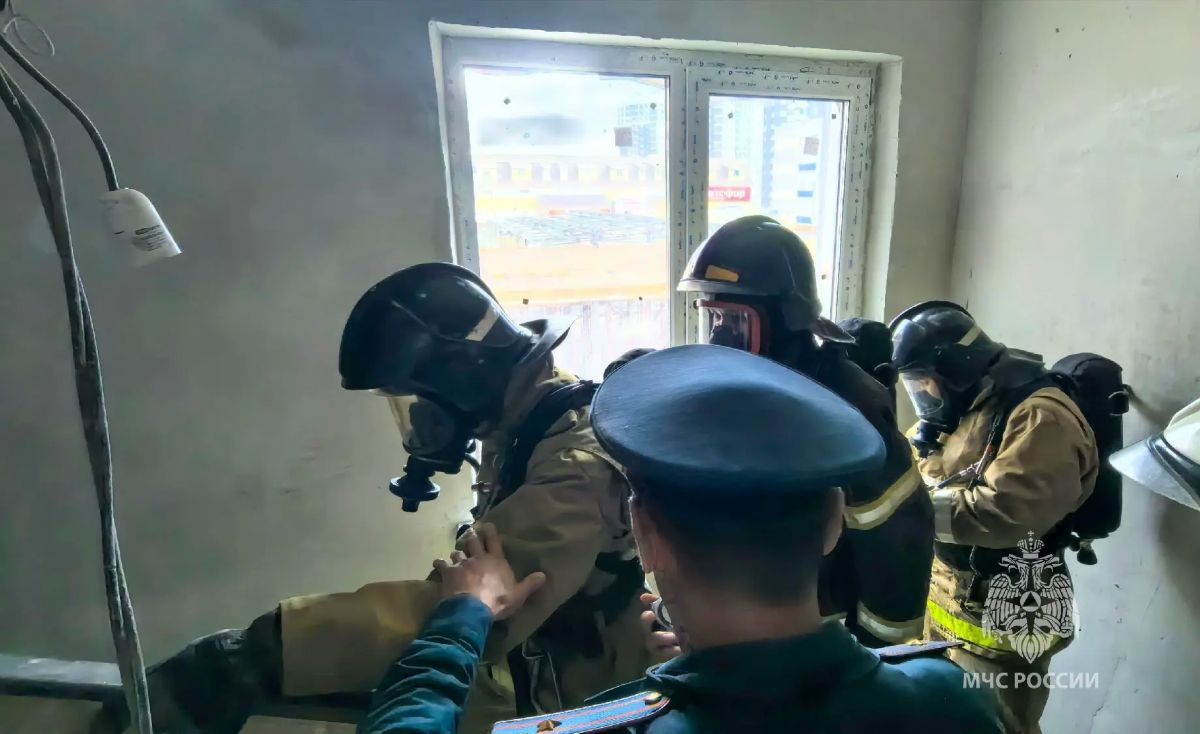 В Якутске прошли соревнования пожарных по скоростному подъему в многоэтажном доме В Якутске прошли соревнования пожарных по скоростному подъему в многоэтажном доме