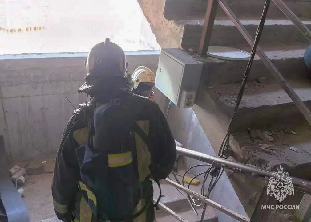 В Якутске прошли соревнования пожарных по скоростному подъему в многоэтажном доме В Якутске прошли соревнования пожарных по скоростному подъему в многоэтажном доме