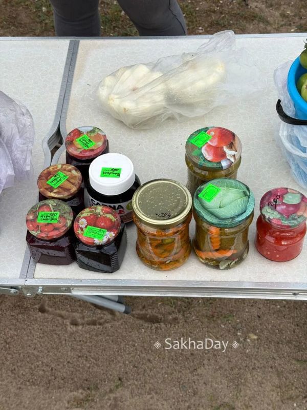Цены в Якутске. Стихийная торговля у дороги: 1200 грибы, 350 картошка Цены в Якутске. Стихийная торговля у дороги: 1200 грибы, 350 картошка