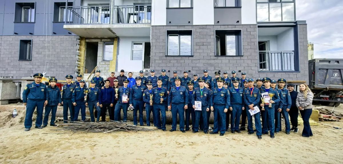 В Якутске прошли соревнования пожарных по скоростному подъему в многоэтажном доме В Якутске прошли соревнования пожарных по скоростному подъему в многоэтажном доме