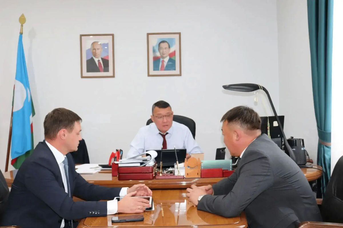 Провёл рабочую встречу с руководством Ленского района