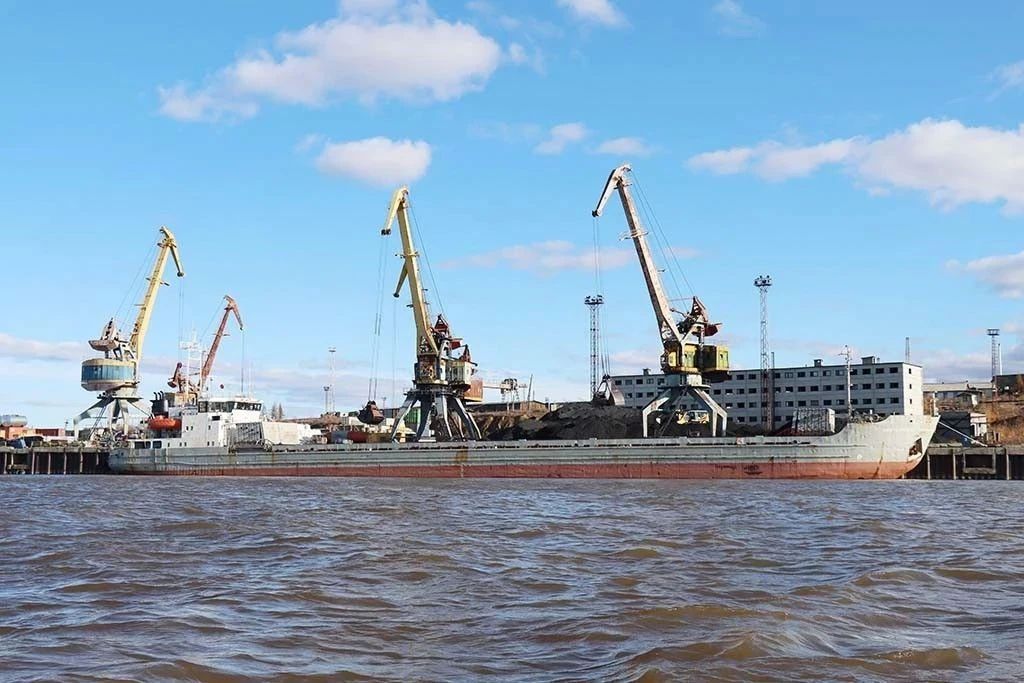 В логистической схеме Республики Саха (Якутия) формируется новая точка роста: на базе ООО «Зеленомысский речной порт» планируется создать современный мультимодальный логистический центр (МЛЦ) В логистической схеме Республики Саха (Якутия) формируется новая точка роста: на базе ООО «Зеленомысский речной порт» планируется создать современный мультимодальный логистический центр (МЛЦ)