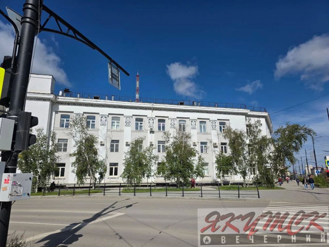 #подписчикЯВ. В центре Якутска культ сухих берез? В самом сердце города Якутска вот уже несколько лет стоят полностью засохшие и суховершинные березы, украшающие Дом правительства №1 и перекресток проспект Ленина — улица... #подписчикЯВ. В центре Якутска культ сухих берез? В самом сердце города Якутска вот уже несколько лет стоят полностью засохшие и суховершинные березы, украшающие Дом правительства №1 и перекресток проспект Ленина — улица...