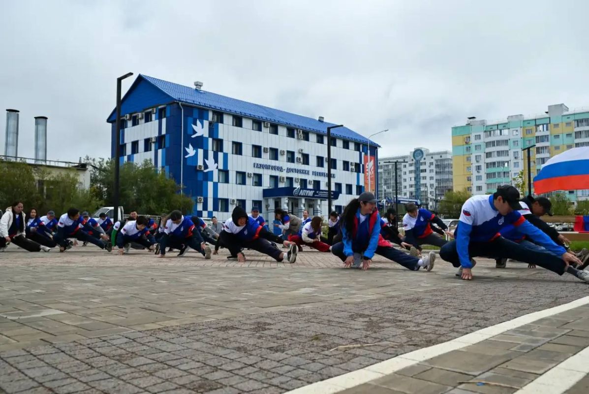 Зарядка с чемпионом Европы прошла в Якутске в преддверии Дня флага Зарядка с чемпионом Европы прошла в Якутске в преддверии Дня флага