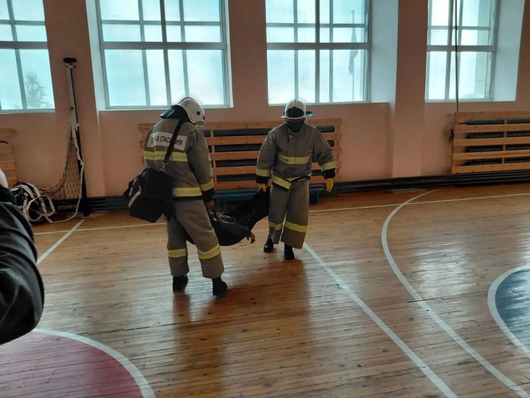 В Сунтарском улусе прошли антитеррористические учения с эвакуацией пострадавшего В Сунтарском улусе прошли антитеррористические учения с эвакуацией пострадавшего