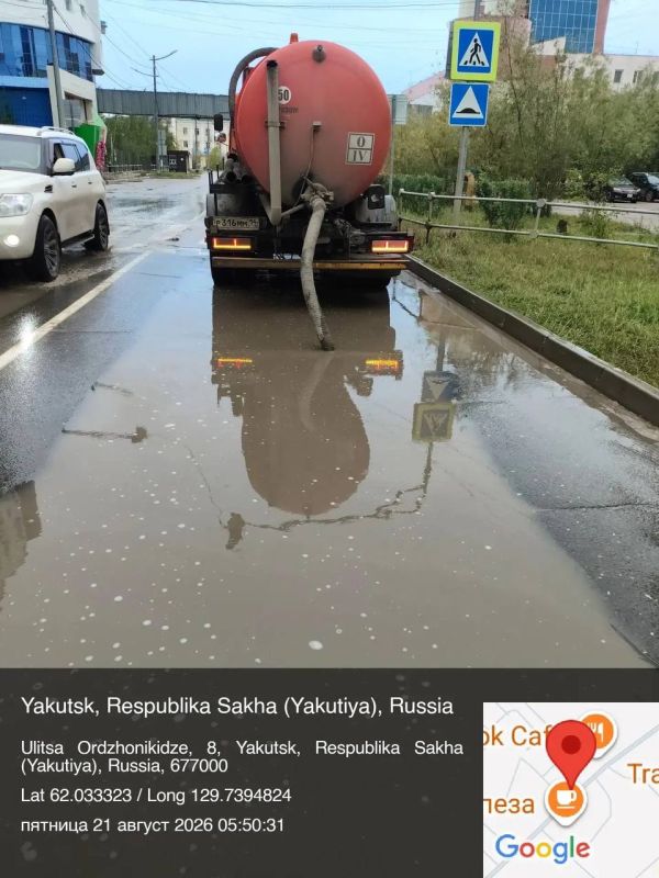 Городскими службами круглосуточно продолжается работа по откачке луж с улиц столицы Городскими службами круглосуточно продолжается работа по откачке луж с улиц столицы