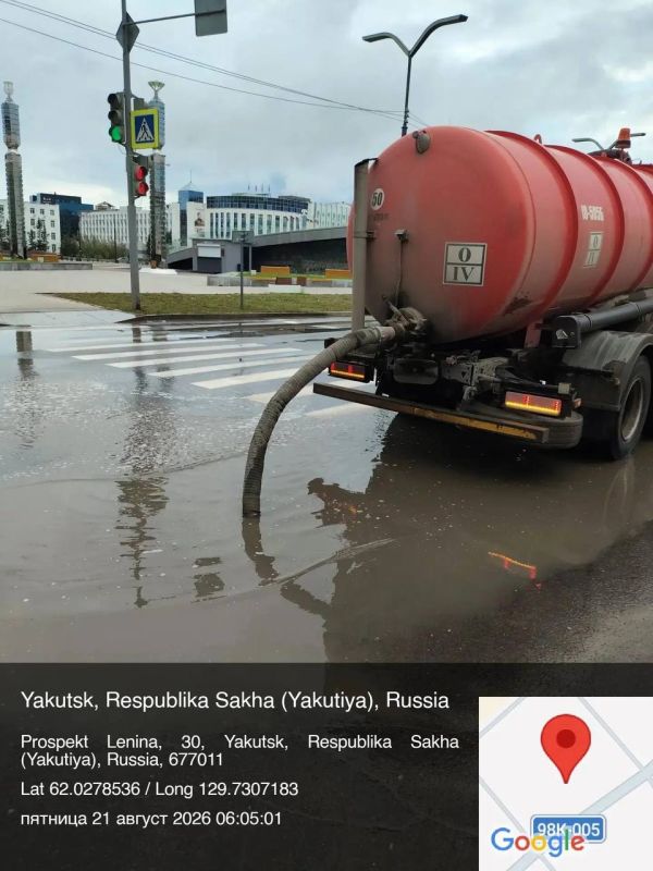Городскими службами круглосуточно продолжается работа по откачке луж с улиц столицы Городскими службами круглосуточно продолжается работа по откачке луж с улиц столицы