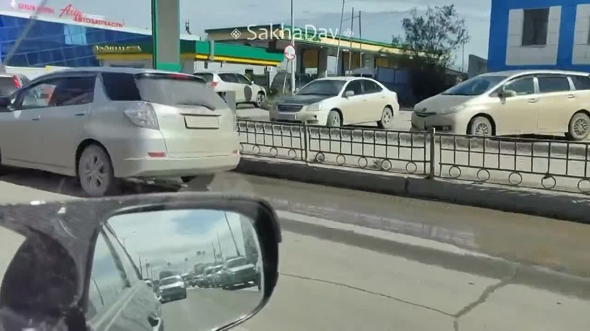 Очереди на заправки в Якутске от подписчика SD. Первое видео ЯКСМК, второе - портовская Туймаада-Нефть, третье видео - СНГС
