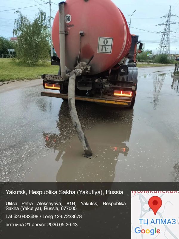 Городскими службами круглосуточно продолжается работа по откачке луж с улиц столицы Городскими службами круглосуточно продолжается работа по откачке луж с улиц столицы