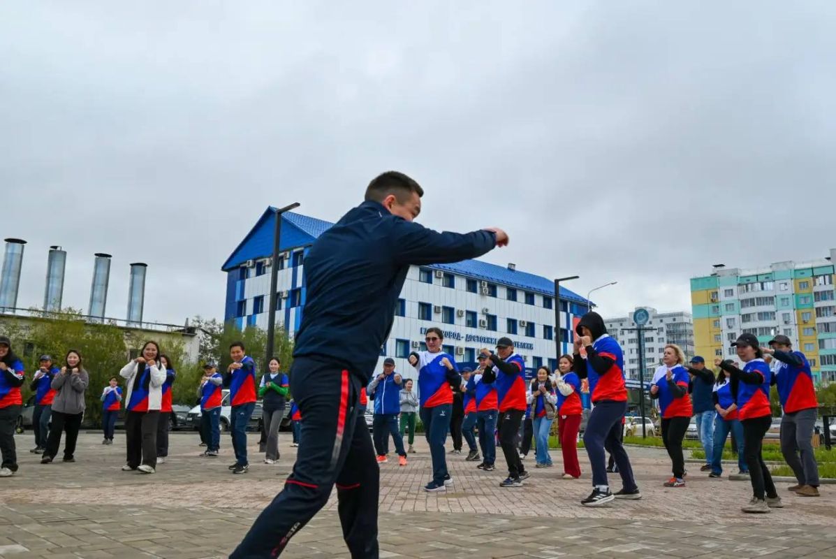 Зарядка с чемпионом Европы прошла в Якутске в преддверии Дня флага Зарядка с чемпионом Европы прошла в Якутске в преддверии Дня флага