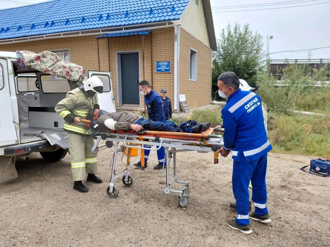 В Сунтарском улусе прошли антитеррористические учения с эвакуацией пострадавшего В Сунтарском улусе прошли антитеррористические учения с эвакуацией пострадавшего