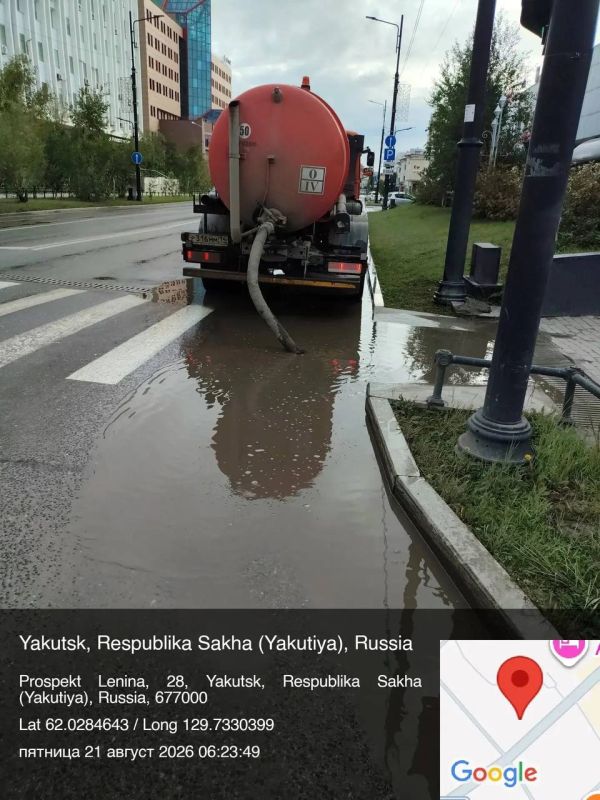 Городскими службами круглосуточно продолжается работа по откачке луж с улиц столицы Городскими службами круглосуточно продолжается работа по откачке луж с улиц столицы