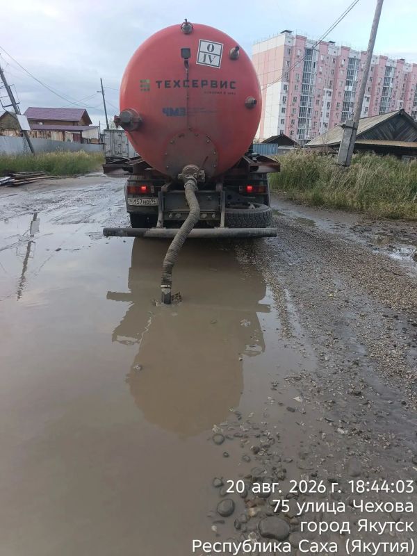Городскими службами круглосуточно продолжается работа по откачке луж с улиц столицы Городскими службами круглосуточно продолжается работа по откачке луж с улиц столицы