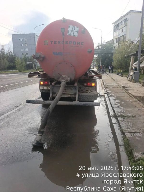Городскими службами круглосуточно продолжается работа по откачке луж с улиц столицы Городскими службами круглосуточно продолжается работа по откачке луж с улиц столицы