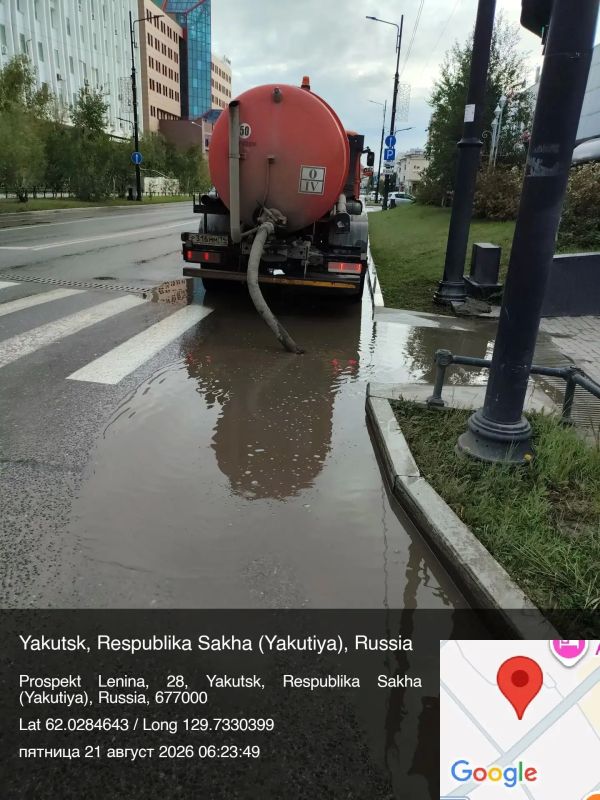 Городскими службами круглосуточно продолжается работа по откачке луж с улиц столицы Городскими службами круглосуточно продолжается работа по откачке луж с улиц столицы