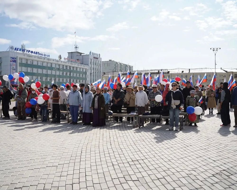 Якутск отметил День государственного флага Якутск отметил День государственного флага