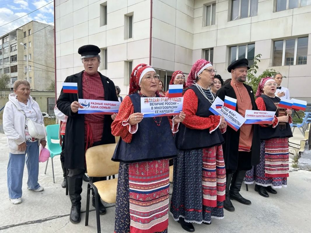 Ко Дню Государственного флага России в Якутске прошел межнациональный проект «Триколор Дружбы» и акция «БлагоТворить Всем миром» Ко Дню Государственного флага России в Якутске прошел межнациональный проект «Триколор Дружбы» и акция «БлагоТворить Всем миром»