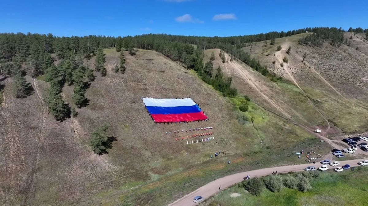 На сопке Чочур Муран в Якутске развернули большой триколор На сопке Чочур Муран в Якутске развернули большой триколор