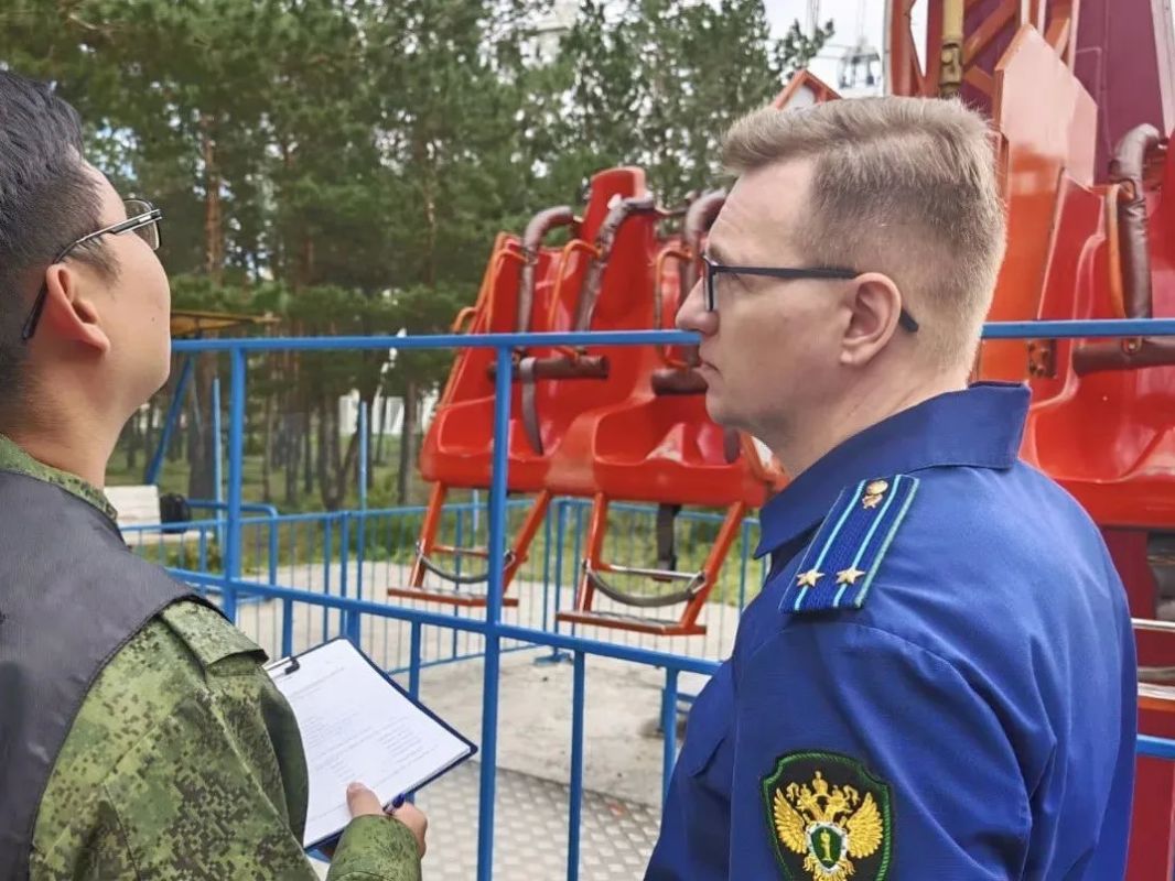 В Парке культуры и отдыха Якутска девушка выпала из аттракциона В Парке культуры и отдыха Якутска девушка выпала из аттракциона