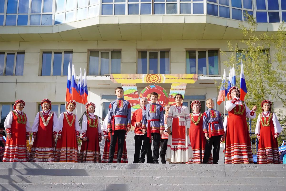 Ко Дню Государственного флага России в Якутске прошел межнациональный проект «Триколор Дружбы» и акция «БлагоТворить Всем миром» Ко Дню Государственного флага России в Якутске прошел межнациональный проект «Триколор Дружбы» и акция «БлагоТворить Всем миром»