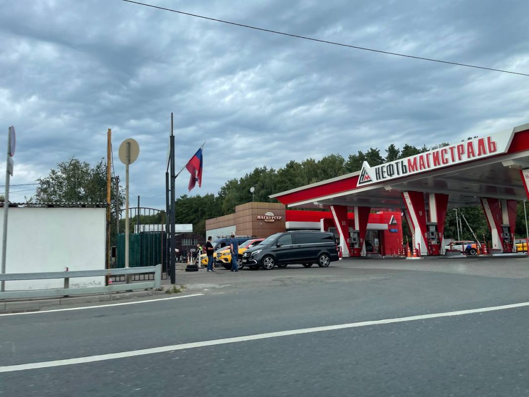 Из группы издания:. -- Друг приехал с Приморья, там бензин везде свободно Из группы издания:. -- Друг приехал с Приморья, там бензин везде свободно