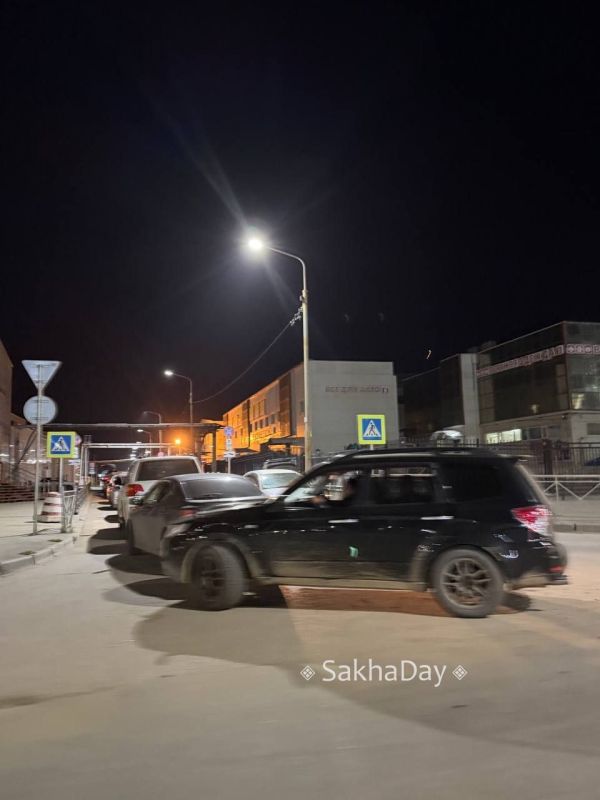 Вся улица Труда в очереди на заправку Вся улица Труда в очереди на заправку