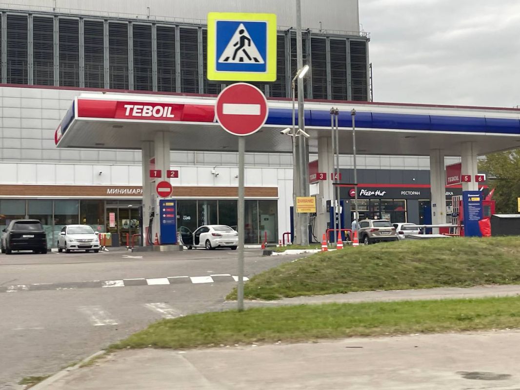 Из группы издания:. -- Друг приехал с Приморья, там бензин везде свободно Из группы издания:. -- Друг приехал с Приморья, там бензин везде свободно