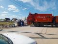 Мусоровоз на мелиораторов встал поперёк дороги тем самым создал пробку и не дает никому проехать, автобусы с пассажирами стоят ждут
