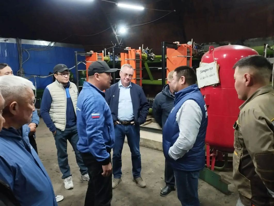 В ходе командировки посетил ряд котельных в Олекминске и в сельских населённых пунктах, где ведётся подготовка к переводу на природный газ В ходе командировки посетил ряд котельных в Олекминске и в сельских населённых пунктах, где ведётся подготовка к переводу на природный газ