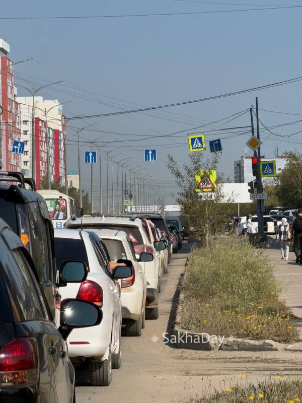 Очередь за бензином на Дзержинского Очередь за бензином на Дзержинского