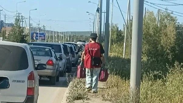 Еще четыре предпринимателя начали продавать питание в очередях на АЗС