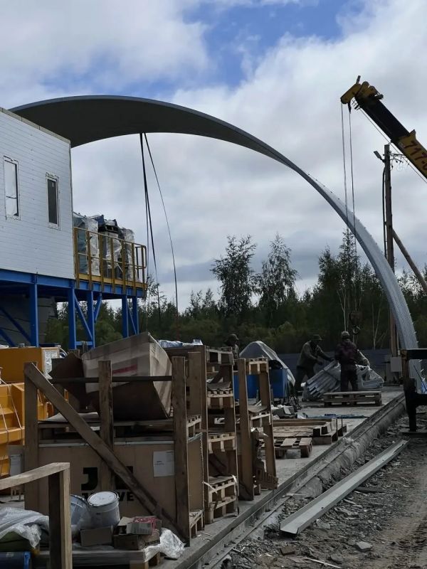 На стройплощадке нового мусоросортировочного комплекса приступили к монтажу производственного ангара На стройплощадке нового мусоросортировочного комплекса приступили к монтажу производственного ангара