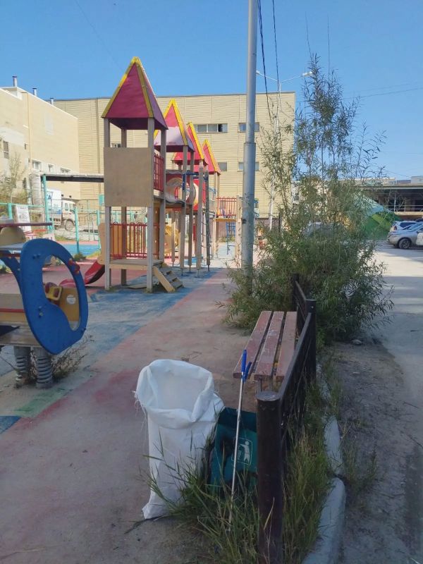 Наши муниципальные дворники ежедневно трудятся на общественных пространствах и детских площадках, убирая мусор Наши муниципальные дворники ежедневно трудятся на общественных пространствах и детских площадках, убирая мусор