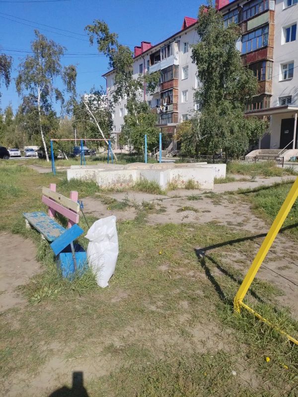 Наши муниципальные дворники ежедневно трудятся на общественных пространствах и детских площадках, убирая мусор Наши муниципальные дворники ежедневно трудятся на общественных пространствах и детских площадках, убирая мусор