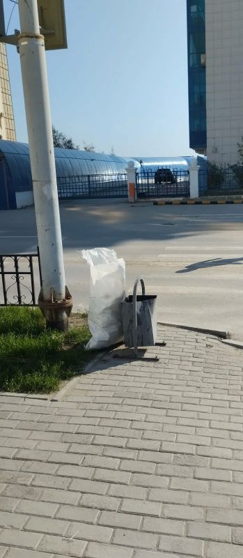 Наши муниципальные дворники ежедневно трудятся на общественных пространствах и детских площадках, убирая мусор Наши муниципальные дворники ежедневно трудятся на общественных пространствах и детских площадках, убирая мусор