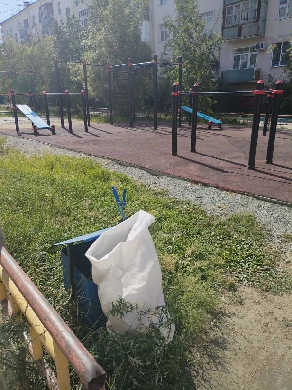 Наши муниципальные дворники ежедневно трудятся на общественных пространствах и детских площадках, убирая мусор Наши муниципальные дворники ежедневно трудятся на общественных пространствах и детских площадках, убирая мусор