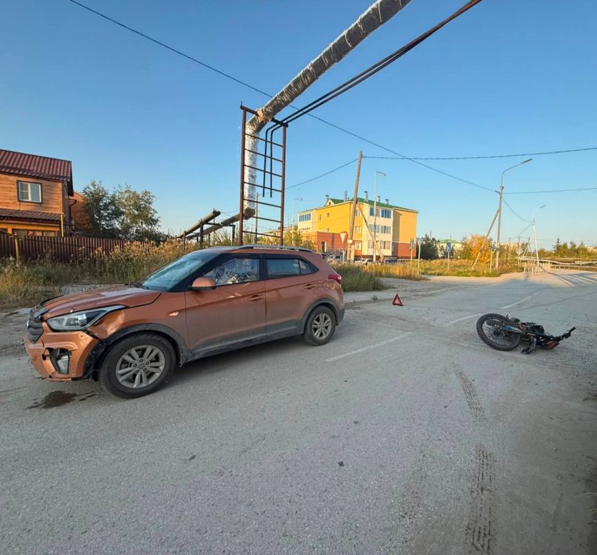 24.08.2026 18:14 по адресу г. Якутск, возле дома N20 ул.Мерзлотная, где 16-летний водитель, управляя мото транспортным средством марки «РегулМото» при выезде с прилегающей территории не