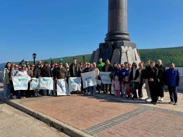 Жители Ленского района очистили береговую линию реки Лена Жители Ленского района очистили береговую линию реки Лена