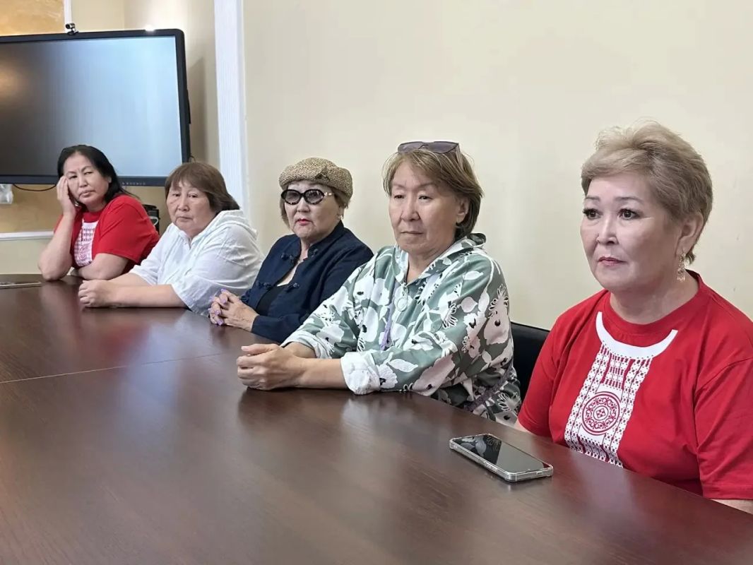 Сегодня встретился с делегацией участников II Всероссийского культурного форума коренных малочисленных народов Российской Федерации, который пройдет с 27 по 30 августа в Чите Сегодня встретился с делегацией участников II Всероссийского культурного форума коренных малочисленных народов Российской Федерации, который пройдет с 27 по 30 августа в Чите