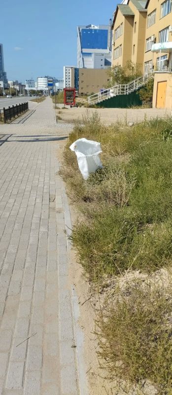 Наши муниципальные дворники ежедневно трудятся на общественных пространствах и детских площадках, убирая мусор Наши муниципальные дворники ежедневно трудятся на общественных пространствах и детских площадках, убирая мусор