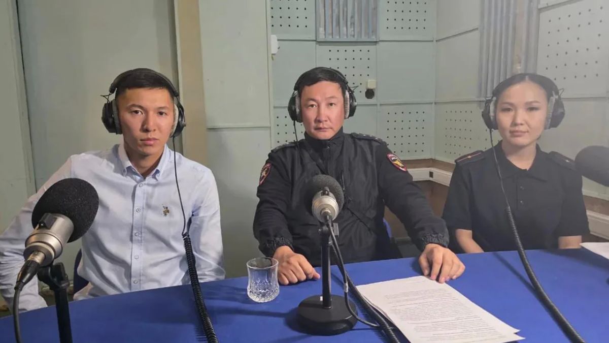 В новом выпуске радиопередачи ГТРК "Саха" - "Попутчик" гостями студии стали инспекторы отделения пропаганды безопасности дорожного движения Управления Госавтоинспекции МВД по Республике Саха (Якутия) Филипп Тырылгин и Лидия... В новом выпуске радиопередачи ГТРК "Саха" - "Попутчик" гостями студии стали инспекторы отделения пропаганды безопасности дорожного движения Управления Госавтоинспекции МВД по Республике Саха (Якутия) Филипп Тырылгин и Лидия...