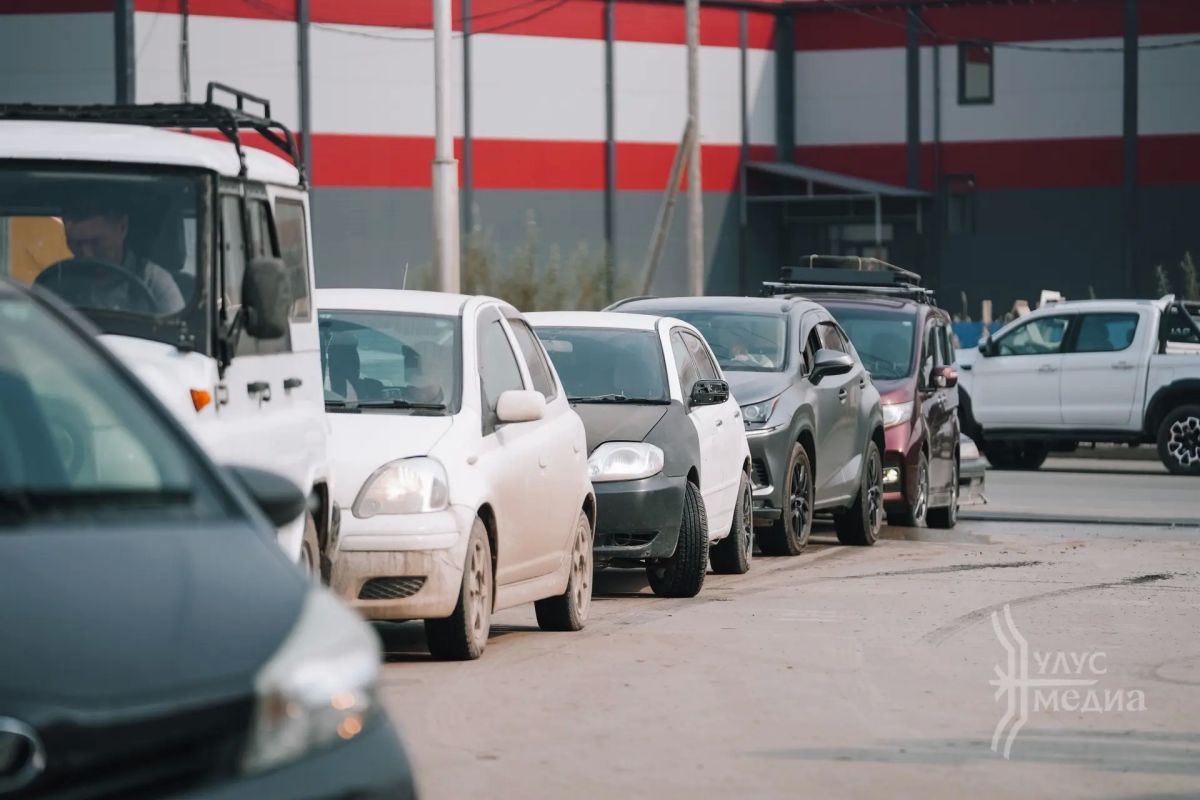 На автозаправочных станциях города сохраняется большой поток машин На автозаправочных станциях города сохраняется большой поток машин