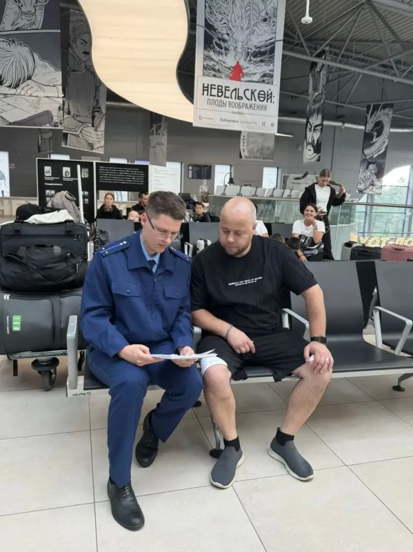 В аэропорту Хабаровск транспортная прокуратура организовала мобильную приемную для пассажиров задержанного рейса в Мирный