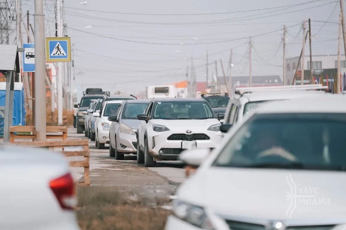 На автозаправочных станциях города сохраняется большой поток машин На автозаправочных станциях города сохраняется большой поток машин