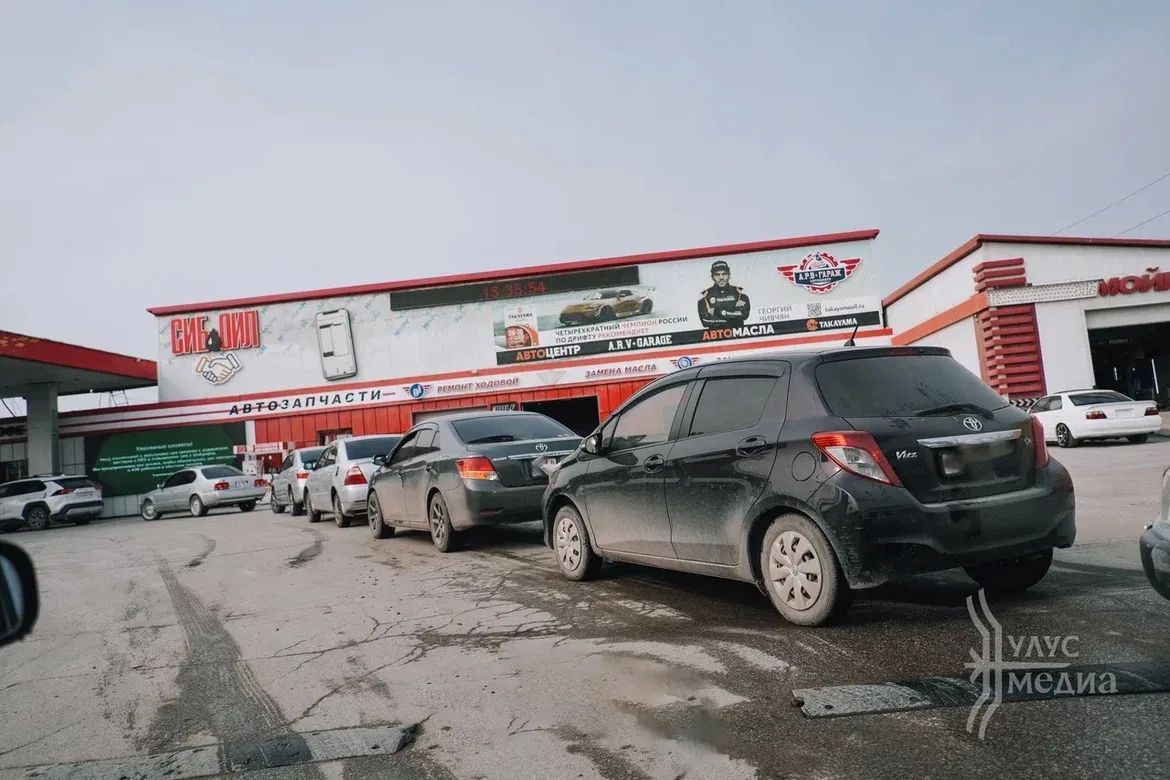 На автозаправочных станциях города сохраняется большой поток машин На автозаправочных станциях города сохраняется большой поток машин