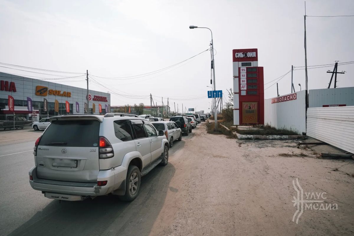 На автозаправочных станциях города сохраняется большой поток машин На автозаправочных станциях города сохраняется большой поток машин