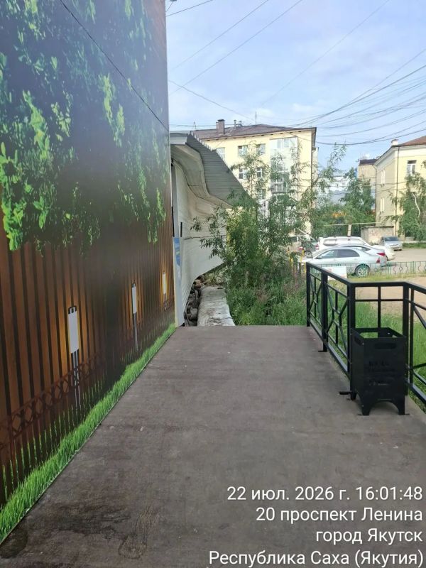 Крыльцо «ПивоRooB» на Короленко, 2/2 стоит на теплосетях - это опасно! Крыльцо «ПивоRooB» на Короленко, 2/2 стоит на теплосетях - это опасно!
