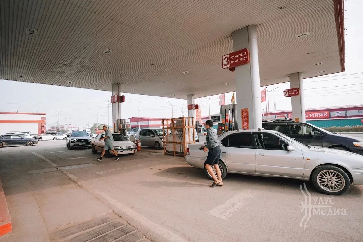 На автозаправочных станциях города сохраняется большой поток машин На автозаправочных станциях города сохраняется большой поток машин