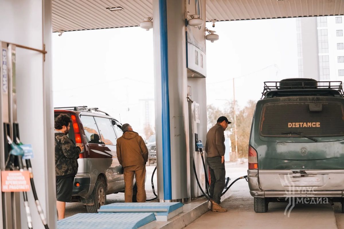 На автозаправочных станциях города сохраняется большой поток машин На автозаправочных станциях города сохраняется большой поток машин